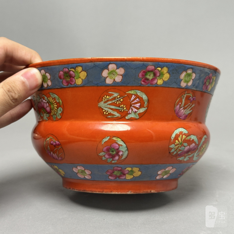 清晚期 珊瑚红地粉彩皮球花纹花囊一对 - 图12